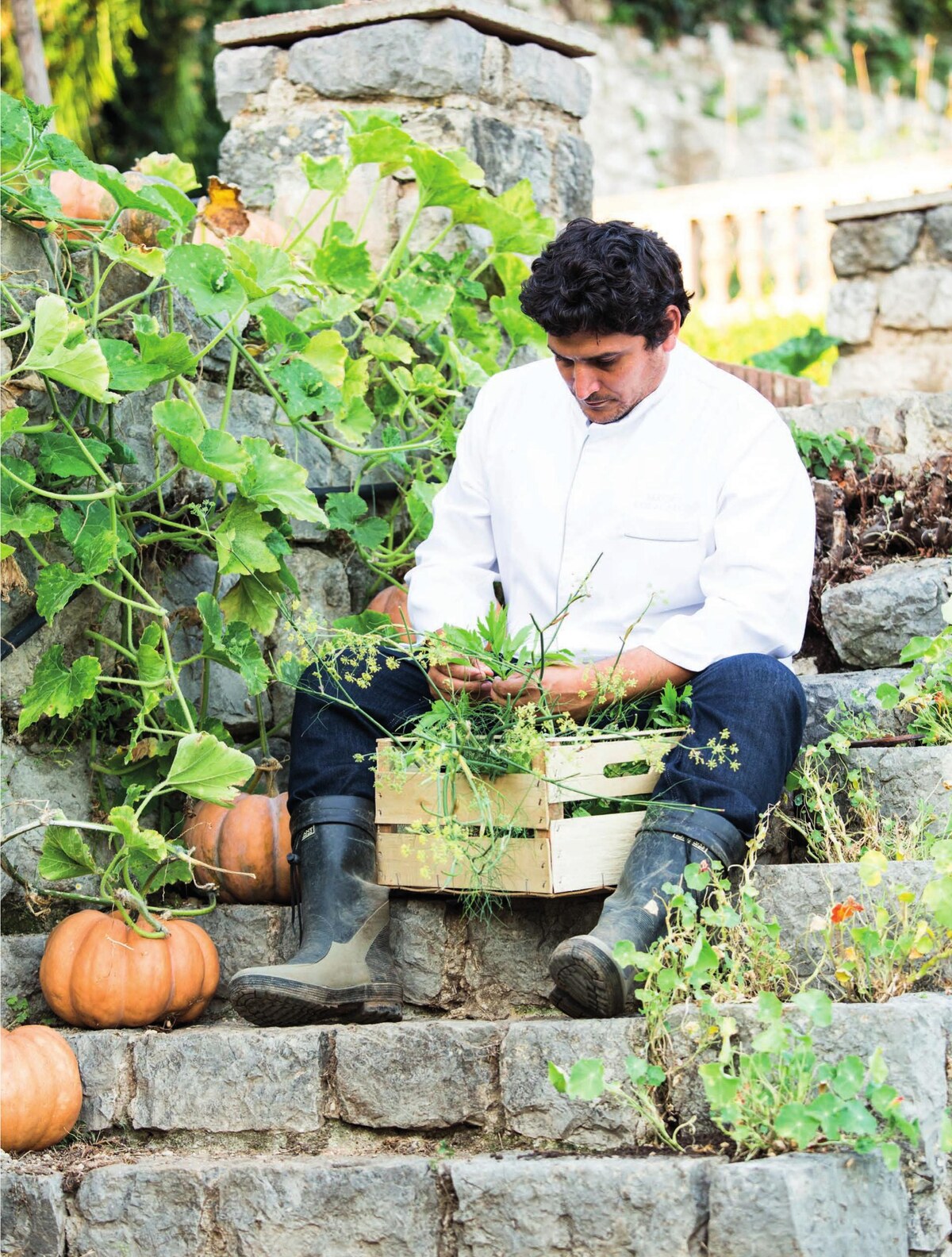 Mauro Colagreco, chef du Mirazur, dans ses jardins en permaculture