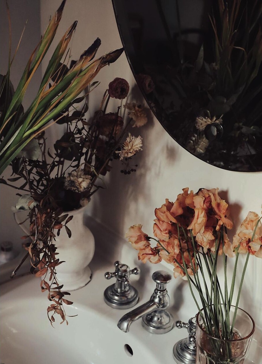 Tirage d'art « Nature morte » — fleurs séchées sur le lavabo, Aurélia Grandel de Keating